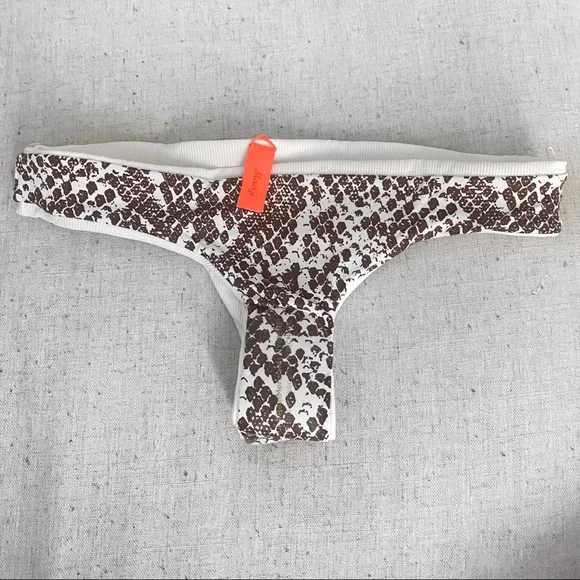 Maaji White Bikini Bottom cheeky thong
Snake print - Picture 4 of 4